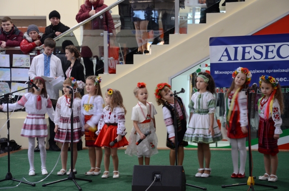 Young schoolchildren singing songs about their love for Ukraine