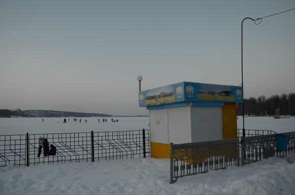 Tourist kiosk beside the lake, probably closed in winter